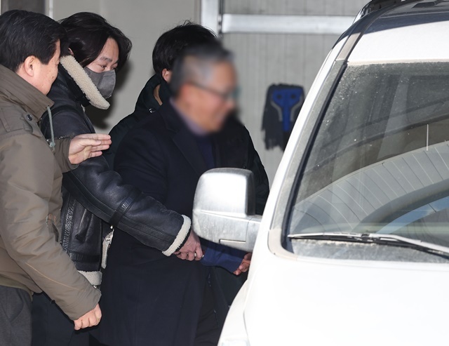 서울서부지법에서 벌어진 폭력 집단난동 사태에 가담한 사랑제일교회 특임전도사 윤모씨가 5일 오후 서부지법에서 열리는 구속 전 피의자 심문(영장실질심사) 출석을 위해 서울 마포경찰서를 나서고 있다. 2025.2.5. / 연합뉴스