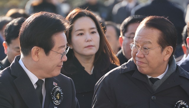 국민의힘 권영세 비상대책위원장과 더불어민주당 이재명 대표가 3일 오전 서울 여의도 국회에서 열린 김수한 전 국회의장 국회장 영결식에 참석해 있다. 2025.2.6. / 연합뉴스