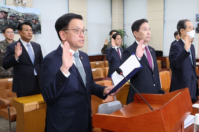 최상목 대통령 권한대행 부총리 겸 기획재정부 장관이 6일 서울 여의도 국회에서 열린 '윤석열 정부의 비상계엄 선포를 통한 내란 혐의 진상규명 국정조사 특별위원회' 3차 청문회에서 증인 선서를 하고 있다. 2025.2.6. / 연합뉴스