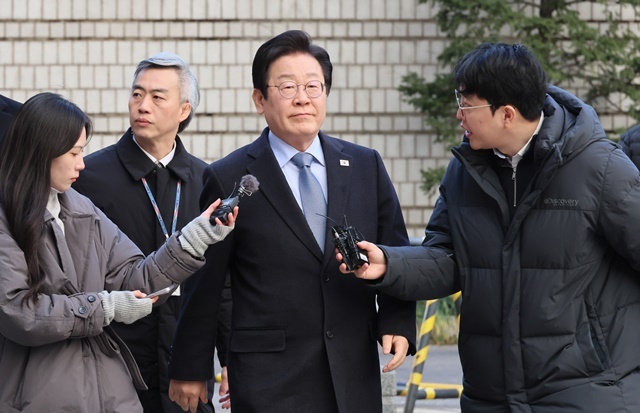 더불어민주당 이재명 대표가 23일 서울 서초구 서울고등법원에서 열린 공직선거법 위반 사건 항소심 첫 재판에 출석하고 있다. 2025.2.6. / 연합뉴스
