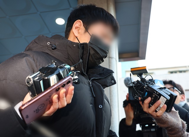 텔레그램을 이용해 성착취물을 제작·유포한 사이버성폭력 범죄집단 자칭 '자경단'의 총책 A씨가 24일 오전 서울 성동구 성동경찰서에서 검찰로 송치되고 있다. 2025.2.7. / 연합뉴스