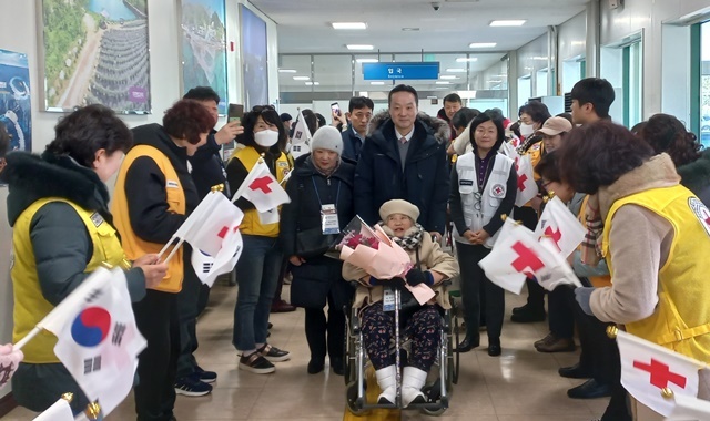 9일 휠체어를 탄 채 고국 땅을 밟은 최고령인 최군자(92) 할머니를 변철환 동포청 차장이 모시며 입국장으로 들어서고 있다. 변 차장 오른쪽은 박은영 대한적십자사 본부장, 왼쪽은 최 할머니의 딸 에모토투리 씨. 2025.2.9. / 연합뉴스