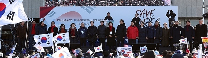 8일 오후 동대구역 광장에서 열린 국가비상기도회에 이철우 경북도지사와 국민의힘 대구·경북 국회의원 등이 연단에 올라 집회 참가자들에게 인사하고 있다. 세이브코리아 주최로 열린 이날 기도회에서는 윤석열 대통령 탄핵 반대와 석방을 촉구했다. 2025.2.10. / 연합뉴스