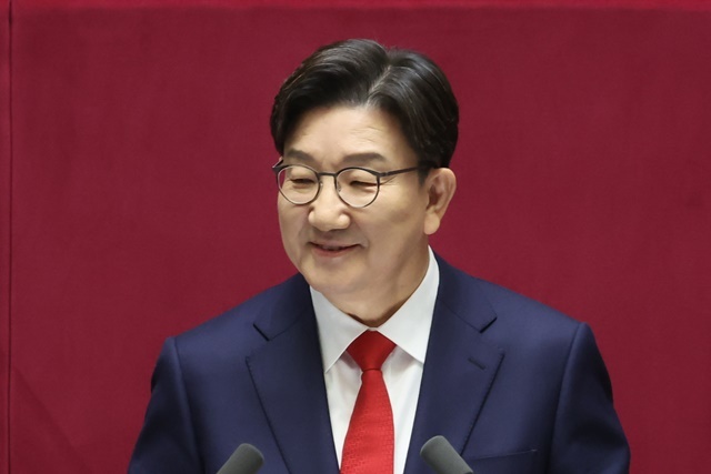 국민의힘 권성동 원내대표가 11일 국회 본회의에서 교섭단체 대표 연설을 하던 중 야당의 고성 섞인 야유에 웃음을 짓고 있다. 2025.2.11. / 연합뉴스