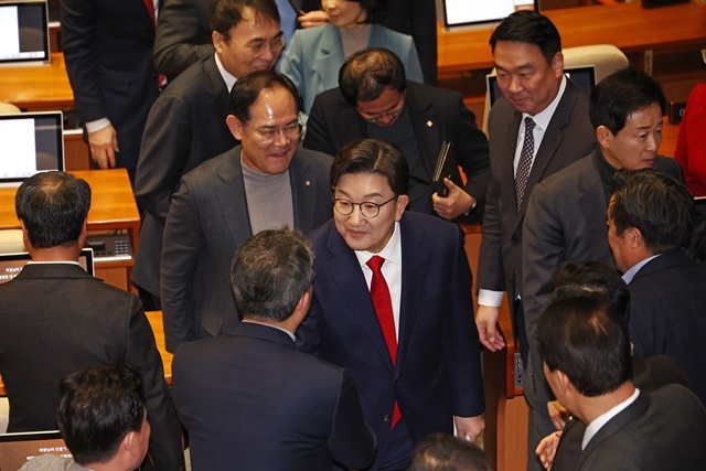 국민의힘 권성동 원내대표가 11일 서울 여의도 국회에서 열린 본회의에서 교섭단체 대표 연설을 마친 뒤 퇴장하며 여당 의원들과 인사하고 있다. 2025.2.11. / 연합뉴스