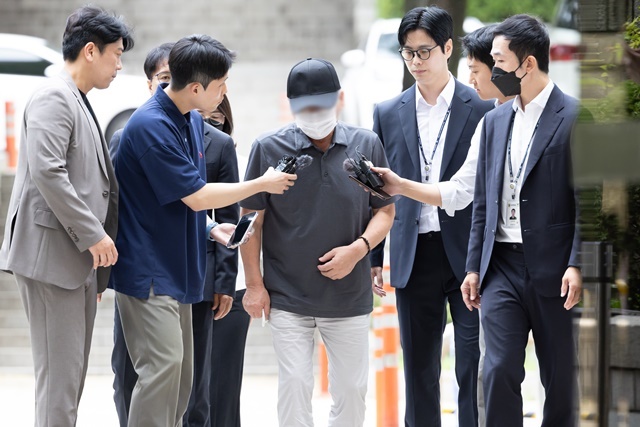 9명의 사망자를 낸 서울 시청역 역주행 사고 가해 차량 운전자 차모 씨가 구속 전 피의자 심문(영장실질심사)을 받기 위해 지난해 7월 30일 오전 서초구 서울중앙지법으로 들어서고 있다. 2025.2.12. / 연합뉴스