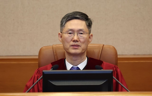 문형배 헌법재판소장 권한대행이 13일 서울 종로구 헌법재판소 대심판정에서 열린 '윤석열 대통령 탄핵심판 8차 변론'에 입장해 자리하고 있다. 2025.2.13. / 연합뉴스