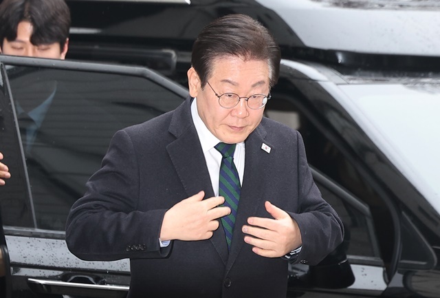 더불어민주당 이재명 대표가 12일 서울 서초구 서울고등법원에서 열린 공직선거법 위반 사건 2심 속행공판에 출석하고 있다. 2025.2.14. / 연합뉴스
