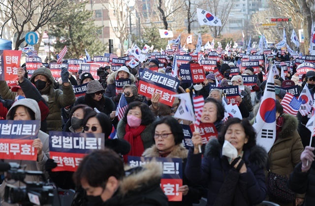 20일 윤석열 대통령 탄핵 심판 10차 변론기일이 열리는 서울 종로구 헌법재판소 인근에서 윤 대통령의 지지자들이 탄핵 반대 집회를 열고 있다. 2025.2.20. / 연합뉴스
