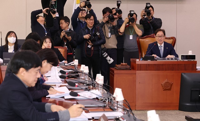 24일 서울 여의도 국회에서 열린 상법 일부개정법률안, 명태균과 관련한 불법 선거개입 및 국정농단 사건 등의 진상규명을 위한 특별검사의 임명 등에 관한 법률안 등을 심의하는 국회 법제사법위원회의 법안심사제1소위원회에서 더불어민주당 소속 박범계 위원장(오른쪽)이 발언하고 있다. 2025.2.24. / 연합뉴스