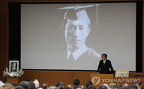 지난 23일 일본 도쿄 릿쿄대에서 열린 윤동주 80주기 추도 행사에서 니시하라 렌타 릿쿄대 총장이 '내가 윤동주를 소중하게 생각하는 이유'를 주제로 강연하는 모습. 2025.2.24. 연합뉴스
