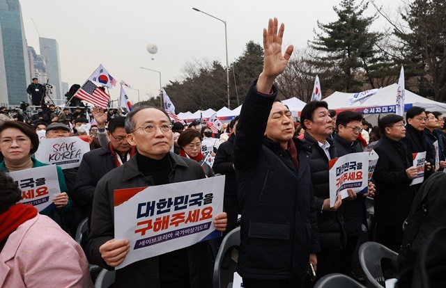 국민의힘 김기현, 추경호 의원 등이 1일 서울 여의대로에서 열린 세이브코리아 주최 '3·1절 국가비상기도회'에 참가하고 있다. 2025.3.1. / 연합뉴스