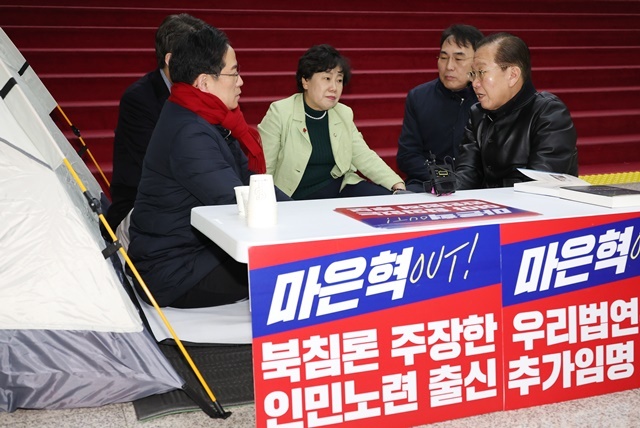 국민의힘 권영세 비상대책위원장(오른쪽)이 2일 서울 여의도 국회 로텐더홀에서 마은혁 헌법재판관 추가 임명에 반대하며 단식농성에 돌입한 박수영 의원을 만나고 있다. 박 의원은 "최상목 권한대행이 여야 합의 없이 더불어민주당 단독으로 추천한 마은혁 후보자를 임명하지 않겠다는 입장을 밝힐 때까지 무기한 단식농성에 들어갈 것"이라고 밝혔다. 2025.3.2. / 연합뉴스