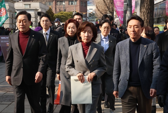 국민의힘 나경원 의원을 비롯한 여당 의원들이 지난달 28일 서울 종로구 헌법재판소 별관 앞에서 윤석열 대통령 탄핵 심판과 관련해 공정한 평의를 촉구하는 탄원서를 제출하기 위해 이동하고 있다. 2025.3.2. / 연합뉴스