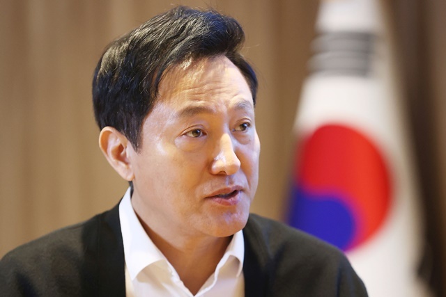 오세훈 서울시장이 지난해 12월 24일 서울시청 시장 집무실에서 연합뉴스와 인터뷰를 하고 있다. 2025.3.3. / 연합뉴스