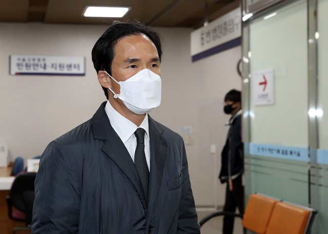 하청업체 뒷돈 수수' 혐의를 받는 조현범 한국타이어 대표가 2020년 4월 17일 오후 서초구 서울중앙지법에서 열린 선고 공판에 출석하고 있다. 2025.3.4. / 연합뉴스