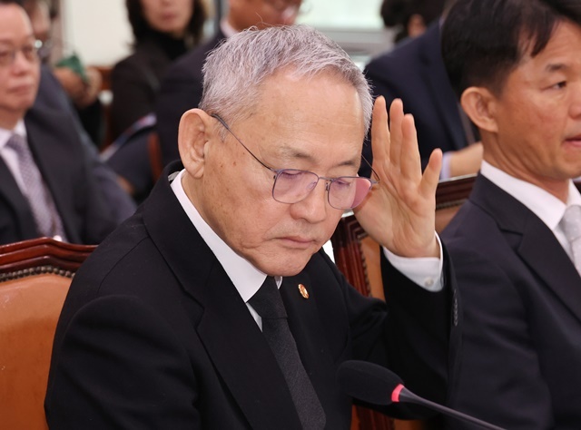 유인촌 문화체육관광부 장관이 지난 5일 서울 여의도 국회에서 열린 문화체육관광위원회 전체회의에 참석해 자료를 살피며 머리를 만지고 있다. 2025.3.5. / 연합뉴스