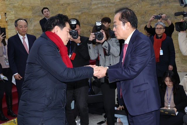 홍준표 대구시장이 5일 서울 여의도 국회를 방문해 마은혁 헌법재판관 임명에 반대하며 무기한 단식농성을 벌이고 있는 국민의힘 박수영 의원을 격려하고 있다. 2025.3.5. / 연합뉴스
