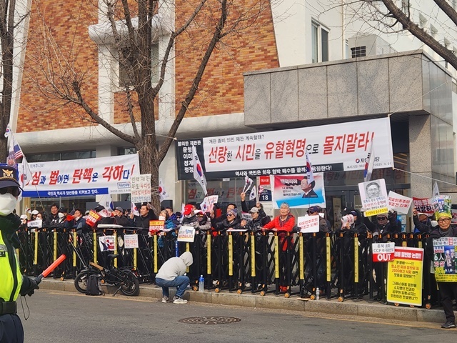 헌법재판소 앞 환호하는 윤석열 대통령 지지자들. 2025.3.7. / 연합뉴스