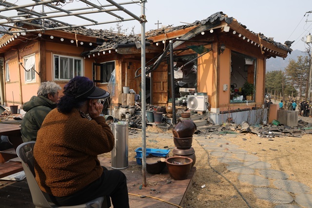 7일 오후 경기도 포천시 이동면 노곡리 공군 전투기 오폭 사고 현장에서 피해 주민들이 파손된 집을 바라 보고 있다. 2025.3.7. / 연합뉴스