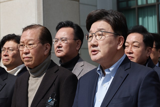 국민의힘 권성동 원내대표가 8일 서울 대검찰청 앞에서 열린 비상의원총회에서 발언하고 있다. 20253.8. / 연합뉴스
