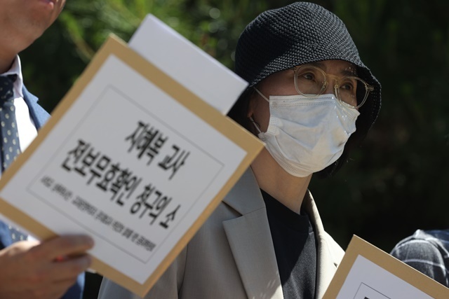 3일 오전 서울 종로구 서울시교육청 앞에서 열린 '성폭력 공익제보교사 부당전보 무효확인청구소송 제기 기자회견'에 지혜복 교사가 참석하고 있다. 2025.3.12 / 연합뉴스