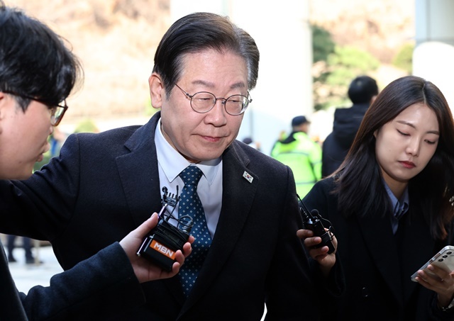 더불어민주당 이재명 대표가 11일 오전 서울 서초구 서울중앙지방법원에서 열린 대장동·백현동·위례신도시 개발 비리 및 성남FC 후원금 의혹 사건 1심 속행공판에 출석하고 있다. 2025.3.20. / 연합뉴스