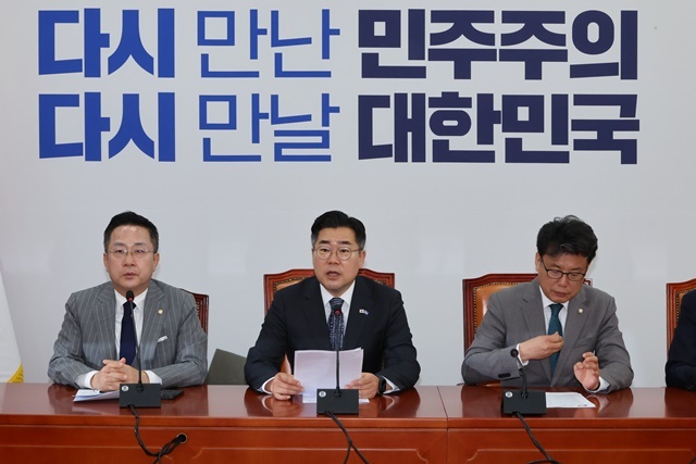 더불어민주당 박찬대 원내대표가 8일 서울 여의도 국회에서 열린 원내대책회의에서 발언하고 있다. 2025.4.8. / 연합뉴스