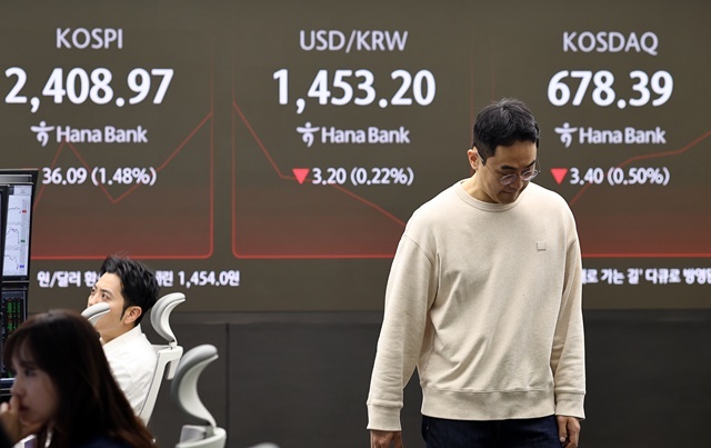 코스피가 미국과 중국의 관세 전쟁 격화에 전날 상승분을 반납하며 2,400선에서 하락 출발한 11일 서울 하나은행 본점 딜링룸에서 딜러들이 업무를 보고 있다. 2025.4.11. / 연합뉴스