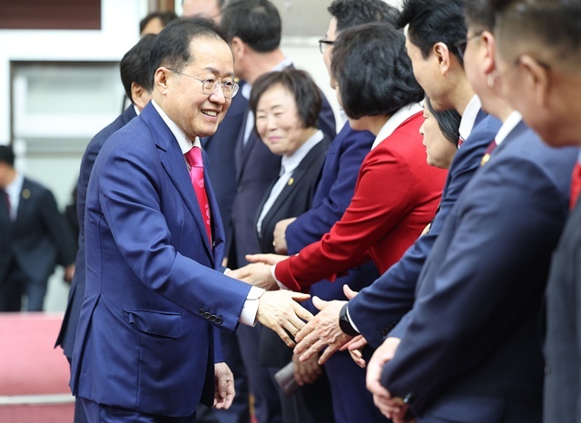 홍준표 대구시장이 10일 대구시의회에서 퇴임 인사를 하기 전 국민의힘 소속 대구시의회 의원들과 악수하고 있다. 2025.4.10. / 연합뉴스