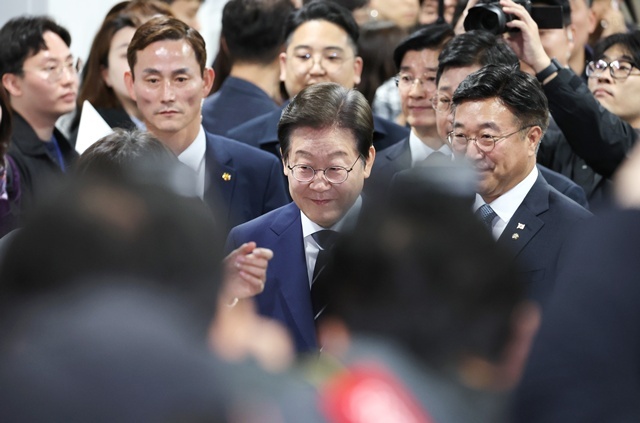 더불어민주당 대선 경선에 출마한 이재명 예비후보가 11일 서울 여의도 국회 소통관에서 집권 청사진 등을 소개하는 '비전 선포식 및 캠프 일정 발표'를 하기 위해 이동하고 있다. 2025.4.14. / 연합뉴스