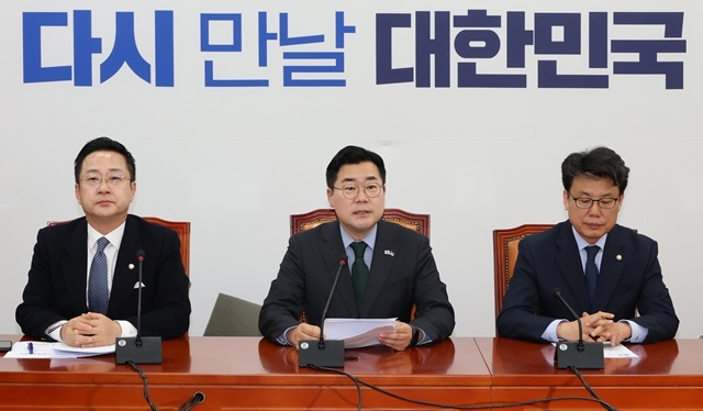 더불어민주당 박찬대 당대표 직무대행 겸 원내대표가 15일 서울 여의도 국회에서 열린 원내대책회의에서 발언하고 있다. 2025.4.16. / 연합뉴스