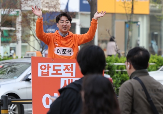 개혁신당 대선 후보인 이준석 의원이 16일 서울 금천구 가산디지털역 앞에서 출근길 시민들에게 인사를 하고 있다. 2025.4.16 / 연합뉴스