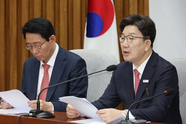 국민의힘 권성동 원내대표가 18일 서울 여의도 국회에서 열린 원내대책회의에서 발언하고 있다. 2025.4.18. / 연합뉴스