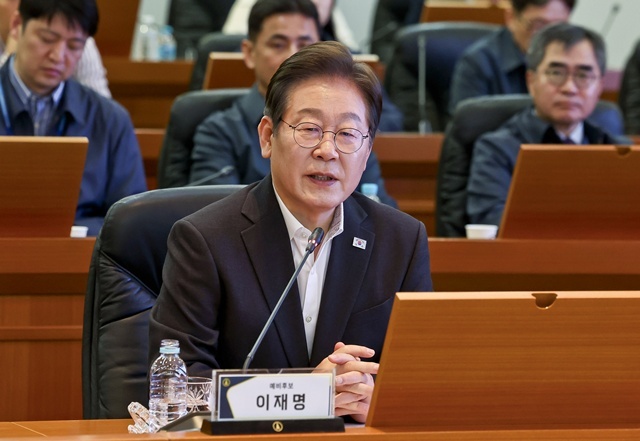 더불어민주당 대선후보 경선 주자인 이재명 전 대표가 17일 대전광역시 유성구 국방과학연구소(ADD)에서 열린 현장간담회에서 발언을 하고 있다. 2025.4.17. / 연합뉴스