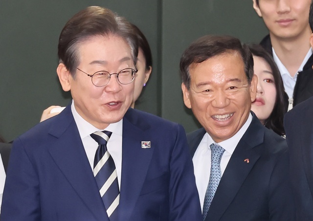 더불어민주당 이재명 대선 경선 후보가 21일 서울 여의도 금융투자협회에서 열린 자본시장 활성화를 위한 정책간담회에 서유석 금융투자협회장(오른쪽)과 참석하고 있다. 2025.4.22. / 연합뉴스