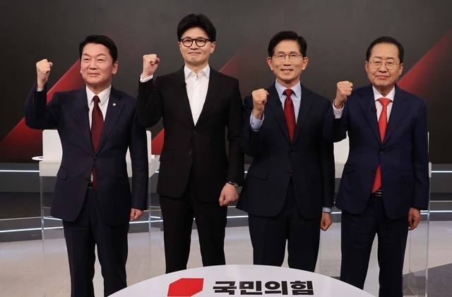 26일 서울 중구 매경미디어센터에서 열린 국민의힘 대통령 선거 제2차 경선 후보자 토론회에서 경선 후보들이 토론에 앞서 기념 촬영을 하고 있다. 왼쪽부터 안철수, 한동훈, 김문수, 홍준표 경선 후보. 2025.4.28. / 연합뉴스