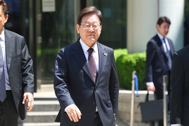 더불어민주당 이재명 대선 후보가 29일 서울 서초구 서울중앙지방법원에서 열린 '대장동 배임ㆍ성남FC 뇌물' 1심 속행 공판이 끝난 뒤 법원을 나서고 있다. 2025.4.29. / 연합뉴스