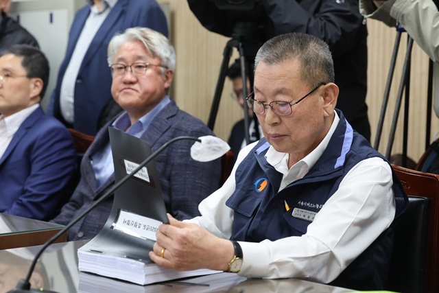 박점곤 서울시버스노동조합 위원장이 29일 서울 영등포구 서울지방노동위원회에서 열린 사측 서울시버스운송조합과의 임금·단체협약(임단협) 막판 협상에 앞서 조정신청서 서류를 살펴보고 있다. 왼쪽은 김정환 서울시버스운송조합 이사장. 2025.4.30. / 연합뉴스