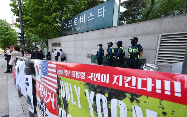 윤석열 전 대통령 부부와 건진법사 전성배씨 사이의 각종 의혹을 수사 중인 검찰이 윤 전 대통령의 사저에 대해 압수수색에 들어간 30일 서울 서초구 아크로비스타 앞에서 경찰이 대기하고 있다. 2025.4.30. / 연합뉴스
