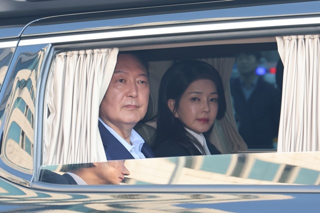 서초동 사저로 향하는 윤 전 대통령 부부 2025.4.30. / 연합뉴스