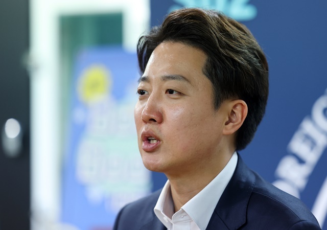 개혁신당 이준석 대선후보가 1일 대학생들과의 소통을 위한 '학식먹자 이준석' 플랫폼 두번째 학교로 서울 동대문구 한국외국어대학교를 찾아 학생들과의 대화를 마친 뒤 취재진 질문에 답하고 있다. 2025.5.1. /연합뉴스
