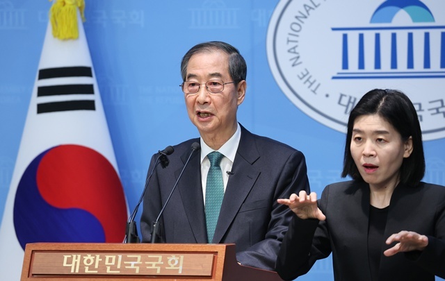 한덕수 전 국무총리가 2일 서울 여의도 국회 소통관에서 대통령 선거 출마를 선언하고 있다. 2025.5.2. / 연합뉴스