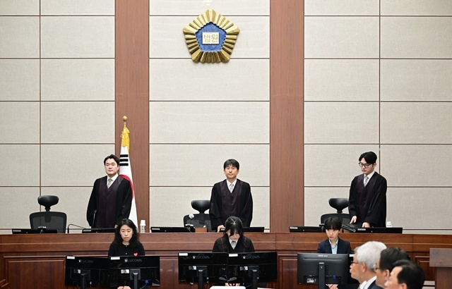 지귀연 부장판사(가운데)가 21일 서울 서초구 서울중앙지법에서 열린 윤석열 전 대통령 내란 우두머리 혐의 형사재판 2차 공판에 입장하고 있다. 2025.5.2. / 연합뉴스