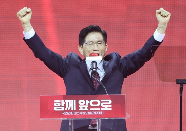 국민의힘 대선 후보로 선출된 김문수 후보가 3일 경기 고양시 킨텍스에서 열린 국민의힘 전당대회에서 수락 연설을 하고 있다. 2025.5.3. / 연합뉴스