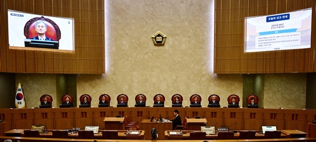 대법원이 더불어민주당 이재명 대선 후보의 공직선거법 위반 사건에 대해 유죄 취지로 파기환송 판결을 한 1일 이 후보가 전국 각지에서 민심을 듣는 '골목골목 경청투어'을 시작하며 경기도 포천에서 시민들과 만나고 있다. 2025.5.3. / 연합뉴스