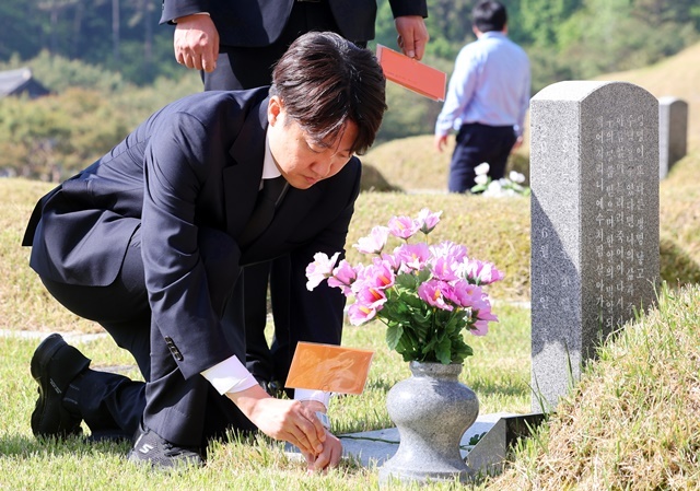 4일 오전 광주 북구 국립 5·18 민주묘지에서 이준석 개혁신당 대선 후보가 참배하고 있다. 2025.5.4. / 연합뉴스