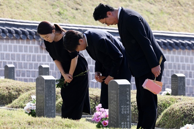 4일 오전 광주 북구 국립 5·18 민주묘지에서 이준석 개혁신당 대선 후보가 참배하고 있다. 2025.5.4. / 연합뉴스