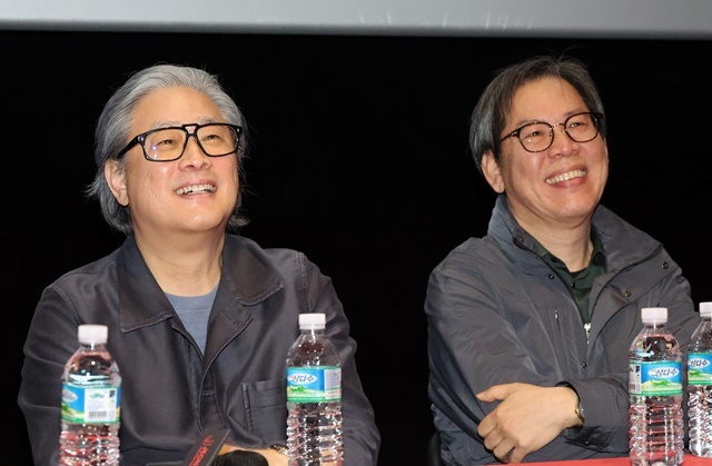 제26회 전주국제영화제 넷째 날인 3일, 'J스페셜클래스'에 참석한 박찬욱 감독(왼쪽)과 박찬경 감독이 관객의 질문을 듣고 있다. 2025.5.4. / 연합뉴스