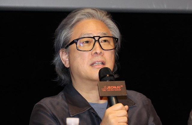 제26회 전주국제영화제 넷째 날인 3일, 'J스페셜클래스'에 참석한 박찬욱 감독(왼쪽)과 박찬경 감독이 관객의 질문을 듣고 있다. 2025.5.4. / 연합뉴스